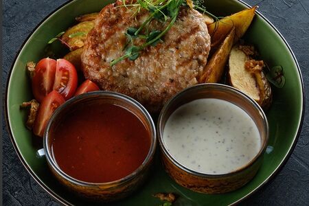 Бифштекс из цыпленка с молодым картофелем