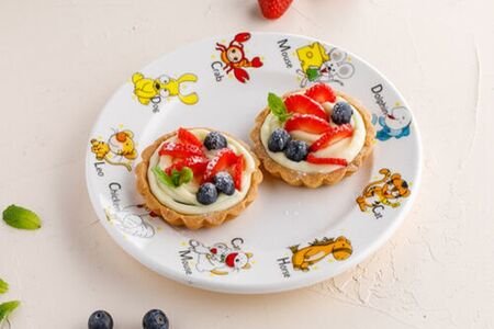 Тарталетки с ягодами и малиновым джемом