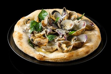 Вонголе в соусе блю чиз на фокачче