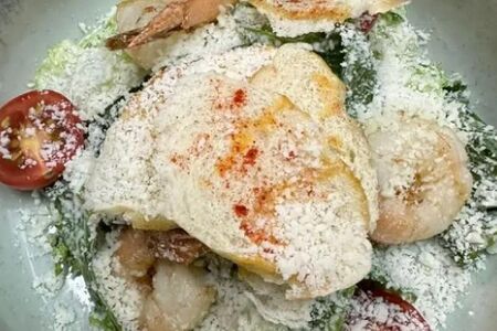 Салат Цезарь с креветками