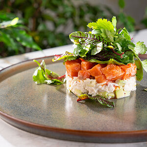 Тартар из дикого дальневосточного кижуча и краба с авокадо