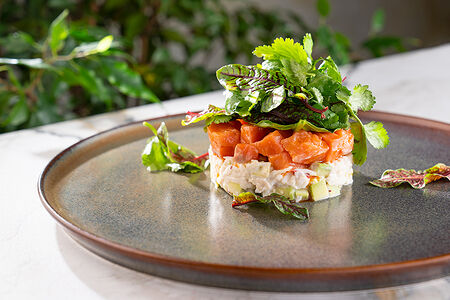 Тартар из дикого дальневосточного кижуча и краба с авокадо