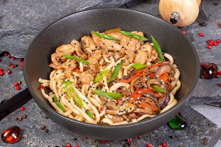 Wok с курицей в кисло-сладком соусе