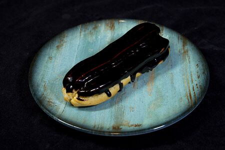 Шоколадный эклер