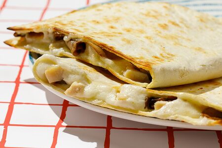 Тост с курицей и грибами