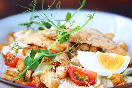Салат Цезарь с курицей
