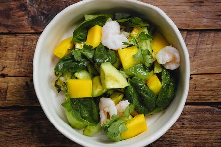 Манго с авокадо и креветкой