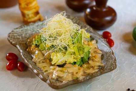 Теплый салат с грибами и курицей