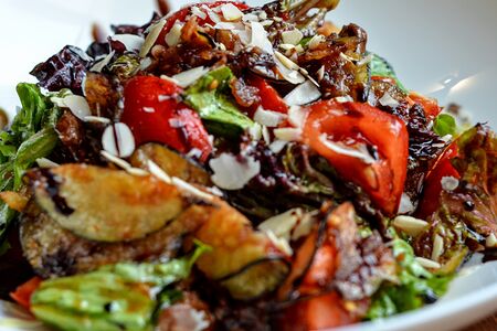 Салат с говядиной и баклажановыми чипсами