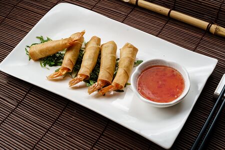 спринг роллы в москве. спринг ролл с курицей и овощами жареный. спринг ролл ролл вьетнам. спринг роллы с креветками. спринг роллы в москве.