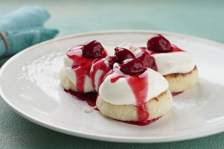 Сырники с вареньем и сметаной