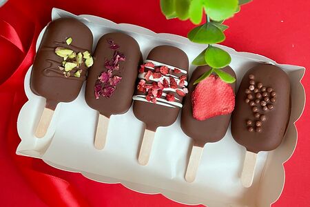 Чизкейки Эскимо на палочке ассорти в молочном шоколаде