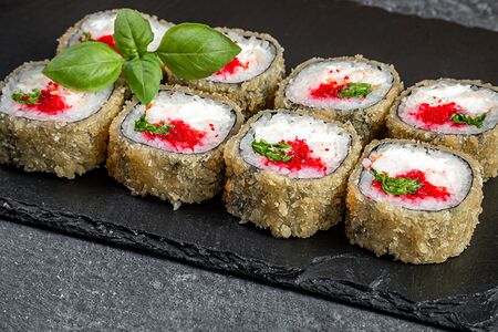 Тёплый ролл с креветкой и икрой тобико