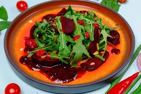 Свекла с рукколой в ягодном соусе