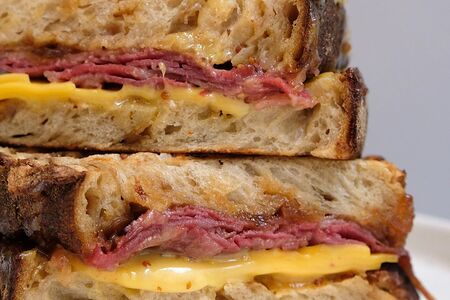 Сэндвич с пастрами из говядины и сыром чеддер
