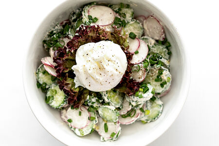 Домашний салат с яйцом пашот
