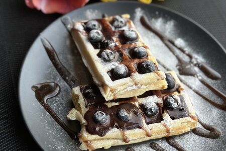 Венская вафля Шоколадный крем и ягоды