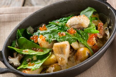 Судак с молодым картофелем, лисичками и шпинатом