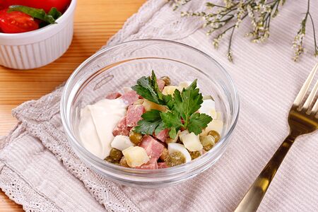 Салат зимний с подкопченной колбасой