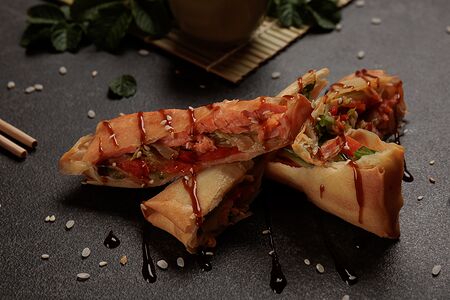 Спринг-ролл с лососем