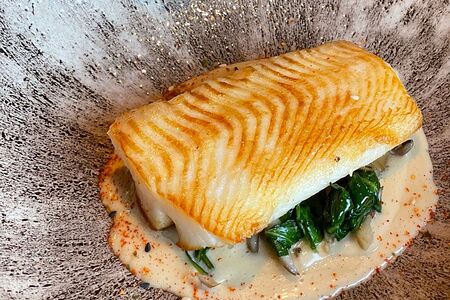 Палтус со шпинатом и вешенками