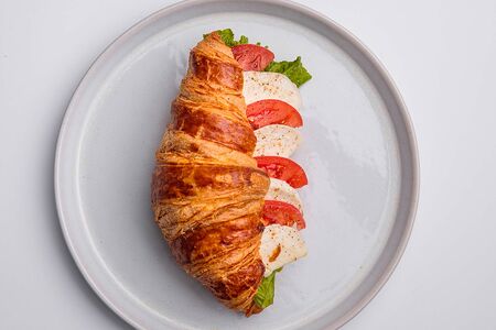 Круассан с моцареллой