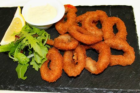 Кольца кальмара с соусом тартар