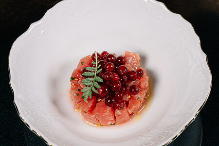 Тунец с красной смородиной и соусом шисо