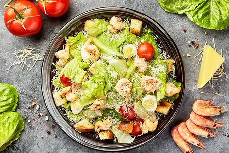 Салат Цезарь с королевскими креветками
