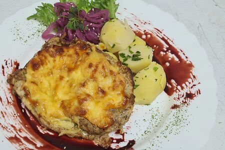 Запеченная свинина с обжаренным картофелем