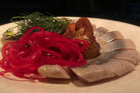 Селёдочка с картофелем и маринованным луком