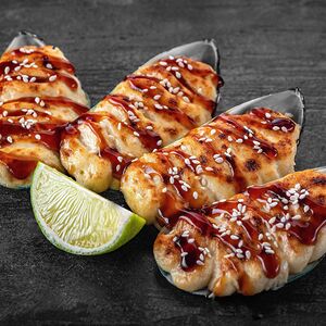 Запеченные мидии в ракушках под чесночно-сырным соусом