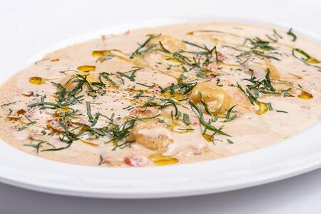 Равиоли с креветками в сливочном биске