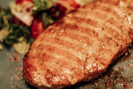 Стейк из курицы с ароматным зеленым маслом