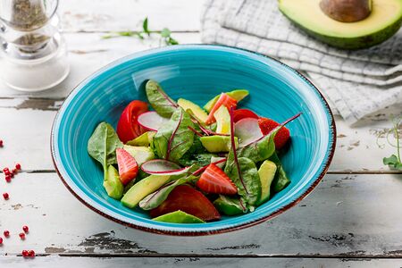 Салат с авокадо и овощами