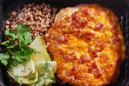 Грудка, запеченная с ветчиной, под сыром чеддер на грече с маринованным кабачком