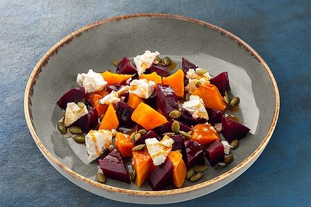 Салат с запечённой тыквой и свеклой
