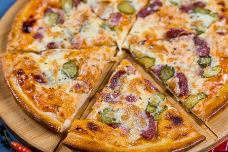 Итальянская пицца с колбасками гриль и беконом