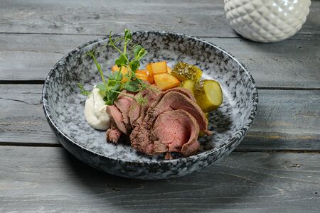 Ростбиф с жареным картофелем