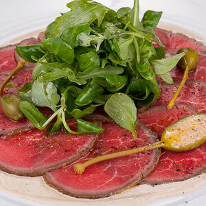 Карпаччо из телятины су-вид с соусом вителло тоннато