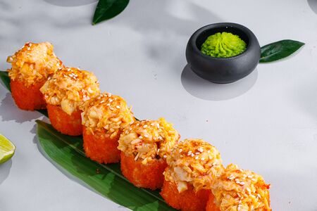 Запеченный ролл с угрем и тобико под соусом Спайси с Пармезаном