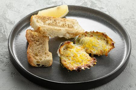 Запеченные устрицы под соусом дорблю 