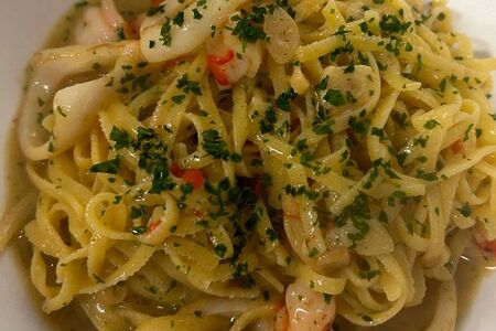 Паста Алио-Олио с креветками и кальмарами