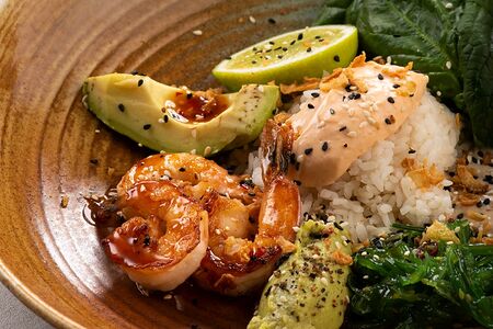 Поке-боул тигровые креветки, соус Спайси