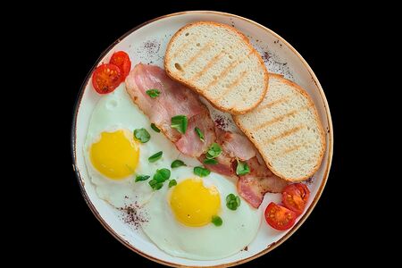 Яичница с обжаренным беконом