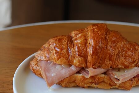 Круассан с сыром и мортаделлой