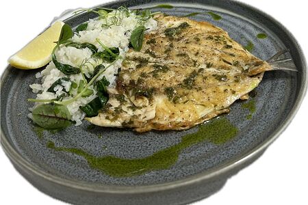 Д Дорадо на гриле с соусом чимичурри и рисом