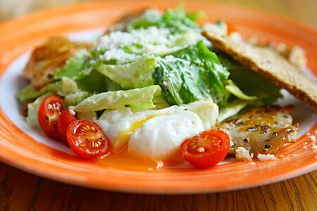 Цезарь с курицей и яйцом пашот