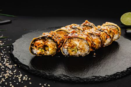 Темпурный ролл с лососем