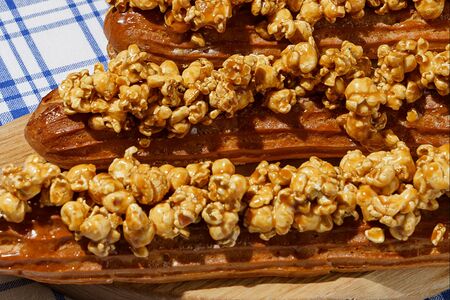Эклер с попкорном
